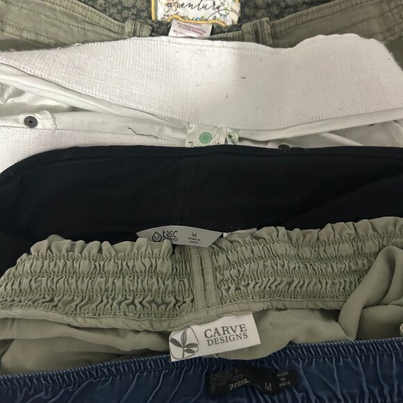 Lot of 5 light pants and capris - Picture 2 of 9